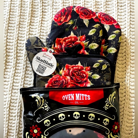 🌹Skulls & Roses Red Black Moody Cotton Printed Halloween Kitchen Oven Mitts🌹 - Picture 13 of 15